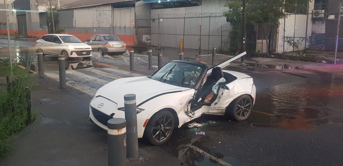 Un hombre fue detenido luego de chocar un automóvil convertible en Monterrey que contaba con reporte de robo en San Pedro Garza García.