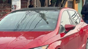 Los impactos de bala se ven totalmente en el parabrisas, así como en la ventanilla, dejando a dos lesionados en Nezahualcóyotl.