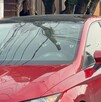 Los impactos de bala se ven totalmente en el parabrisas, así como en la ventanilla, dejando a dos lesionados en Nezahualcóyotl. Los impactos de bala se ven totalmente en el parabrisas, así como en la ventanilla, dejando a dos lesionados en Nezahualcóyotl.
