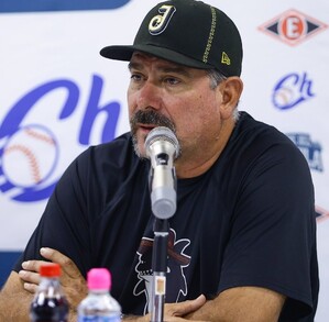 Benjamín Gil, manager Charros de Jalisco en conferencia de prensa. Benjamín Gil, manager Charros de Jalisco en conferencia de prensa.