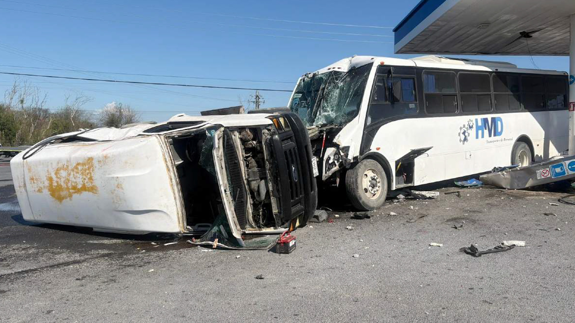 El accidente ocurrió cuando el camión de transporte de personal perdió el control al circular sobre la carretera a Laredo.