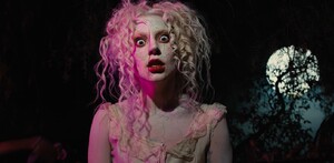 La cantante encarna a una excéntrica profesora en Wednesday y sorprendió al elegir un escenario mexicano para su oscuro y artístico nuevo videoclip.