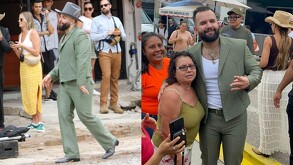 Carín León grabó parte de su nuevo sencillo en Puerto Vallarta, convivió con fans en el mercado municipal Emiliano Zapata y reforzó la proyección cultural turís