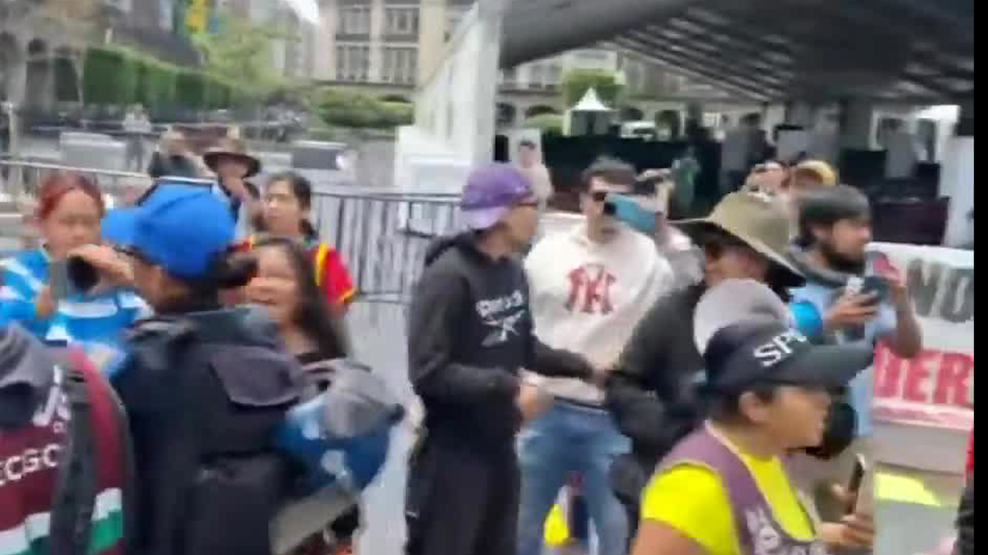 Los comerciantes indígenas aseguran que sus ventas han bajado tras ser posicionados en la Plaza del Teatro Blanquita.