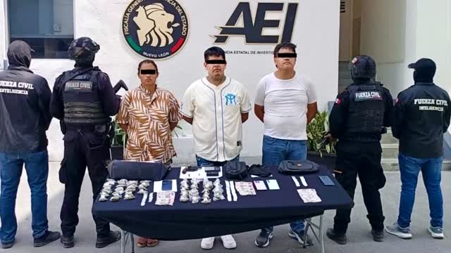 Armados y con narcóticos, dos hombres y una mujer fueron detenidos en la colonia Industrial en el municipio de Monterrey.