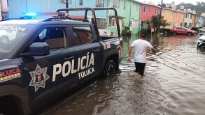 Río Tejalpa se desborda en San Cristóbal Huichochitlán, Toluca; reportan casas inundadas.