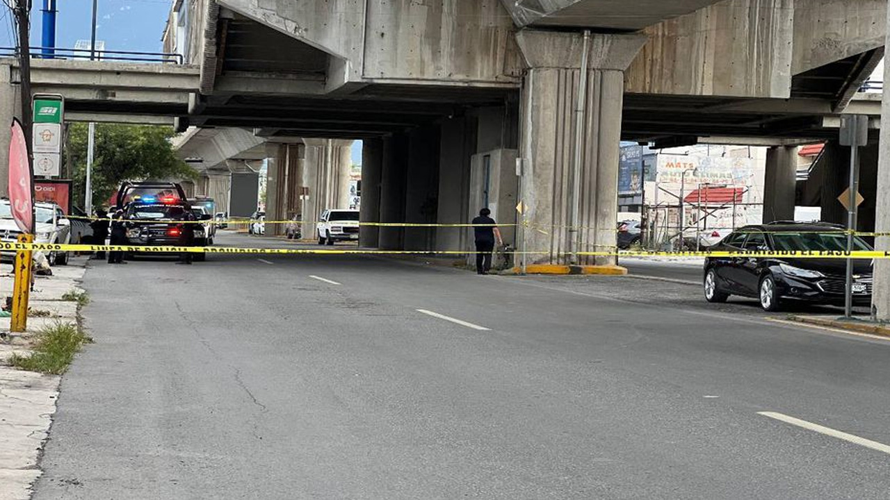 El cuerpo de un hombre en estado de putrefacción fue hallado dentro de una bodega cercana al Metro Simón Bolívar, en Monterrey.