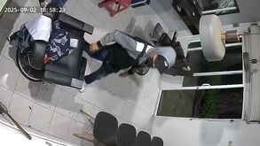 Todo quedó grabado: tres hombres con cubrebocas y gorras robaron a mano armada una barbería en Puebla. Amenazaron al empleado, lo encerraron y huyeron.