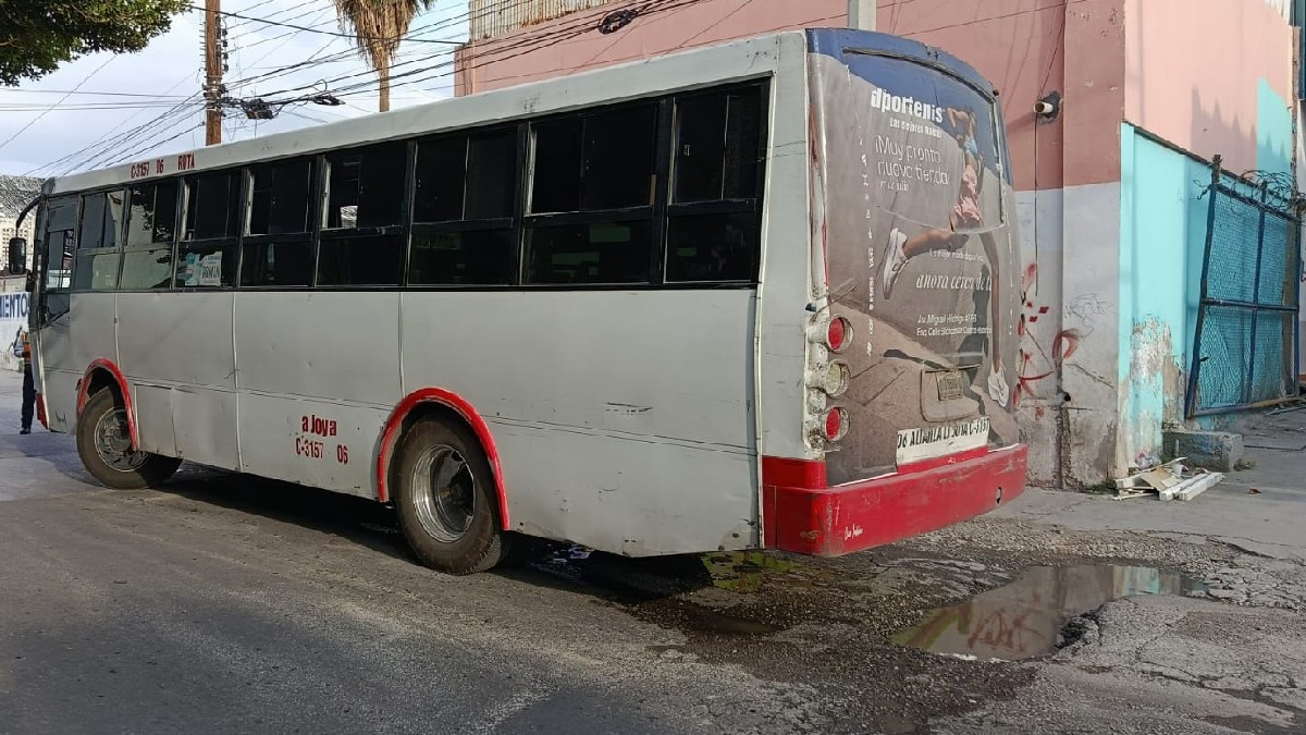 Un hombre de 58 años sufrió graves fracturas y contusiones tras ser arrollado por las llantas traseras de un camión de transporte público en Torreón. Un hombre de 58 años sufrió graves fracturas y contusiones tras ser arrollado por las llantas traseras de un camión de transporte público en Torreón.
