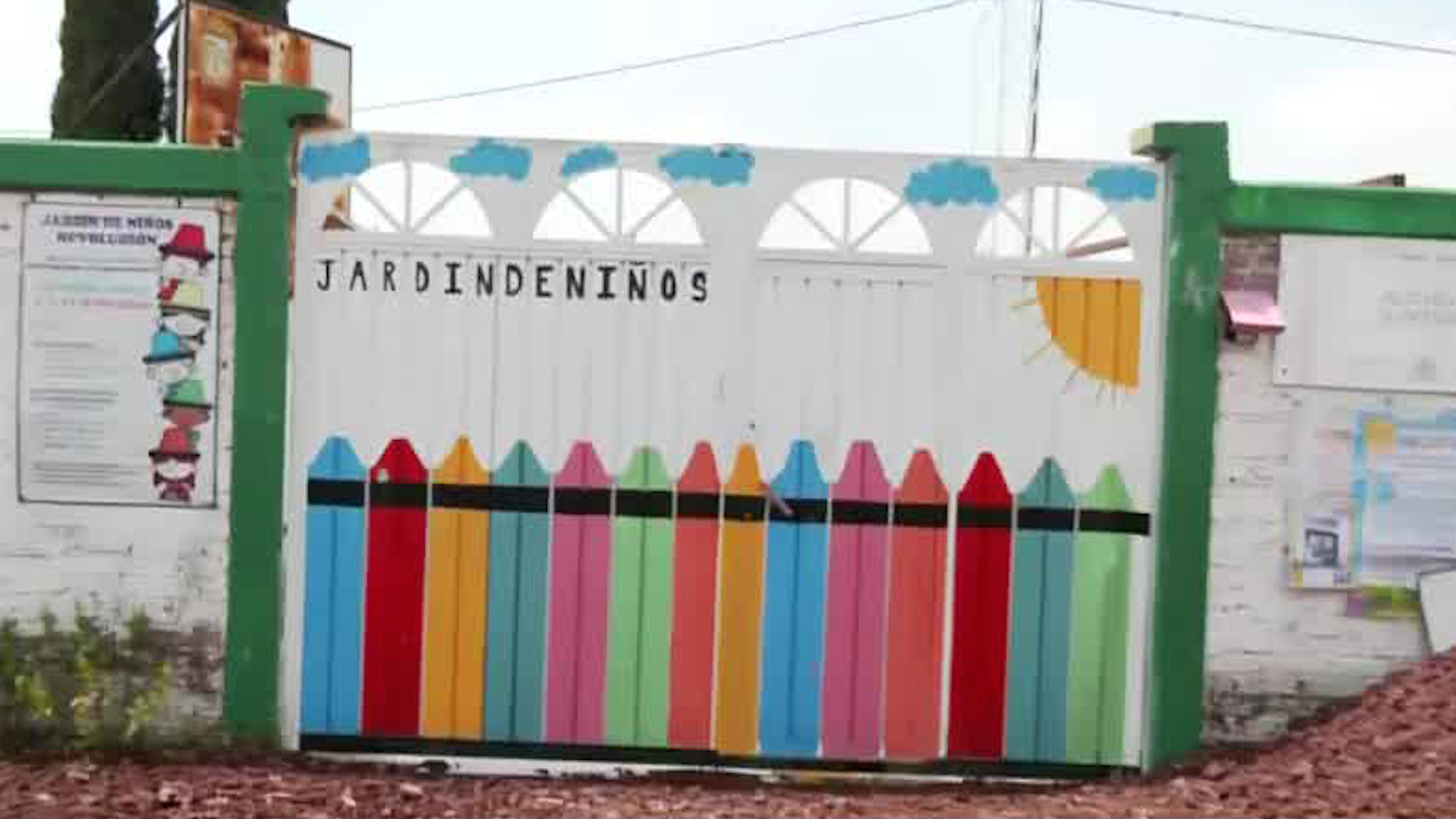 El agua ingresó a algunos de los salones, la cuál tuvo que ser evacuada con cubetas por docentes y padres de familia.