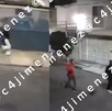 Los hechos fueron grabados por una cámara de seguridad que captó la detonación de un petardo en contra de la joven que era perseguida Los hechos fueron grabados por una cámara de seguridad que captó la detonación de un petardo en contra de la joven que era perseguida