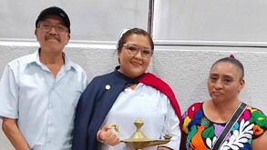 una enfremera acompañada de sus padres