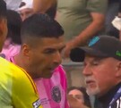 Luis Suárez en el momento donde le escupe al miembro del Staff de Seattle Sounders.
