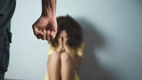 Los gritos alertaron a los residentes del sector, quienes intervinieron de inmediato para separar a la mujer del agresor.