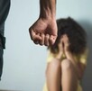 Los gritos alertaron a los residentes del sector, quienes intervinieron de inmediato para separar a la mujer del agresor.