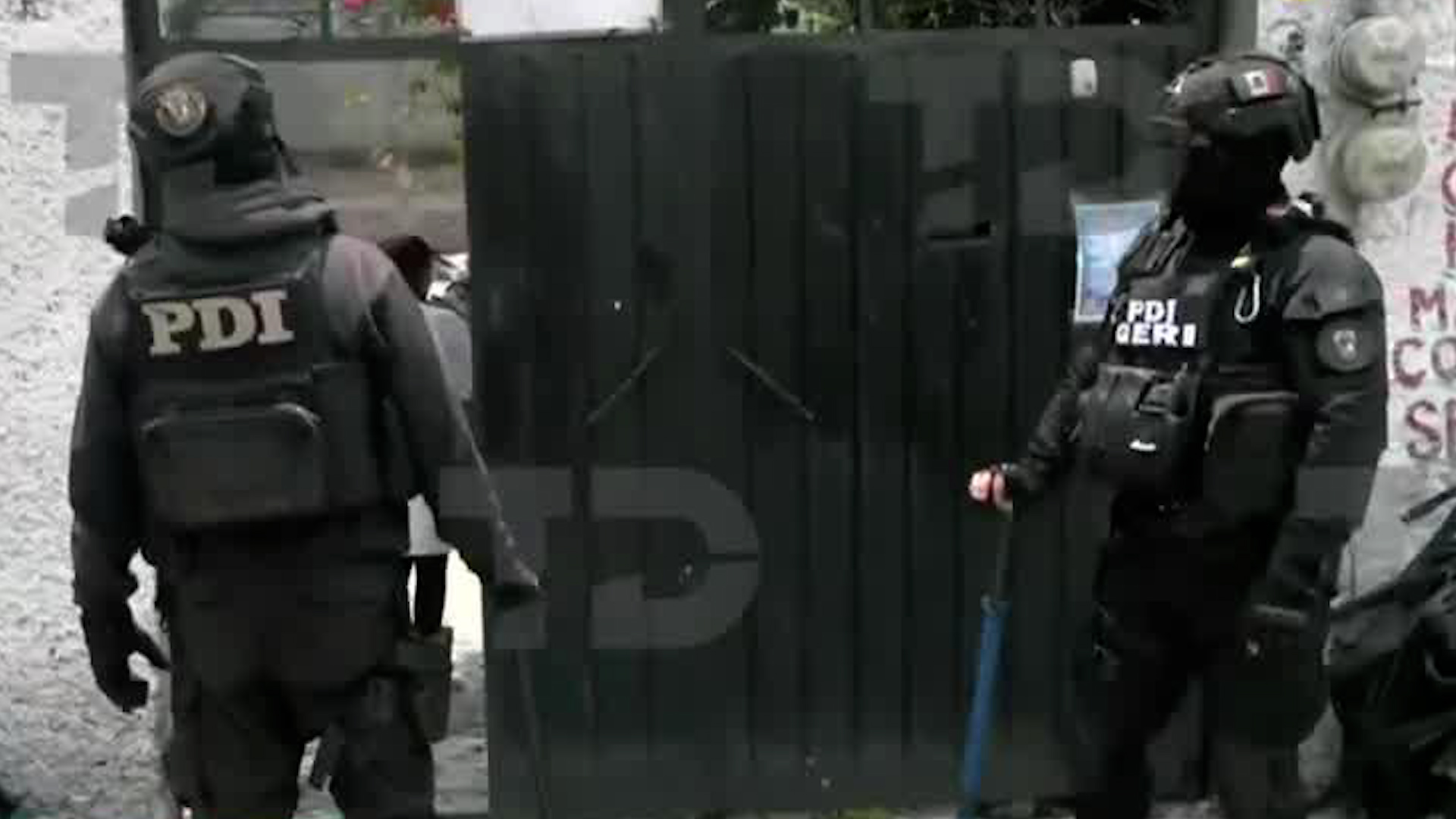 Elementos de la Fiscalía de Investigación realizan un cateo al interior de una vivienda en la colonia Peralvillo.