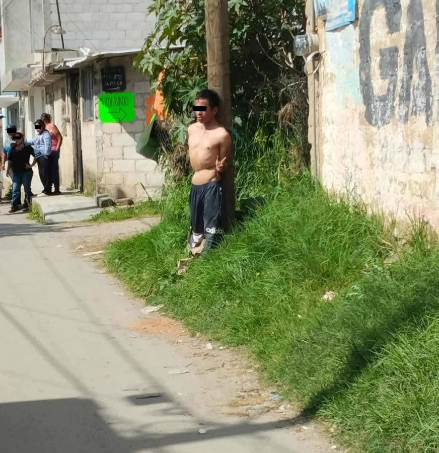 El hombre terminó atado a un poste y semidesnudo, siendo elementos de Seguridad Ciudadana quienes lo pusieron bajo resguardo. El hombre terminó atado a un poste y semidesnudo, siendo elementos de Seguridad Ciudadana quienes lo pusieron bajo resguardo.