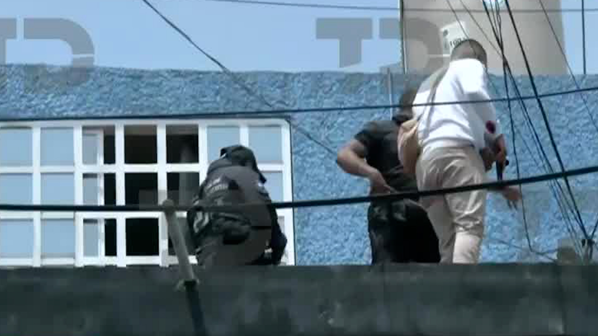 Elementos de la SSC del sector centro buscan a la persona armada por un presunto altercado con miembros policiacos.