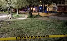 Dos hombres terminaron heridos luego de un ataque a balazos afuera de una cantina en la colonia Héroes de Nacozari, en el municipio de Juárez, Nuevo León.