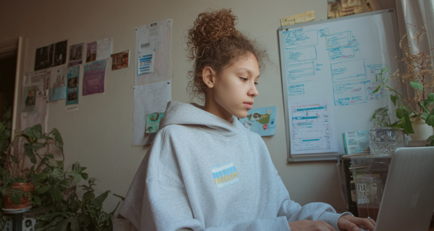 Cada vez más familias en América Latina buscan formas de preparar a sus hijos para un mundo digital. Cada vez más familias en América Latina buscan formas de preparar a sus hijos para un mundo digital.