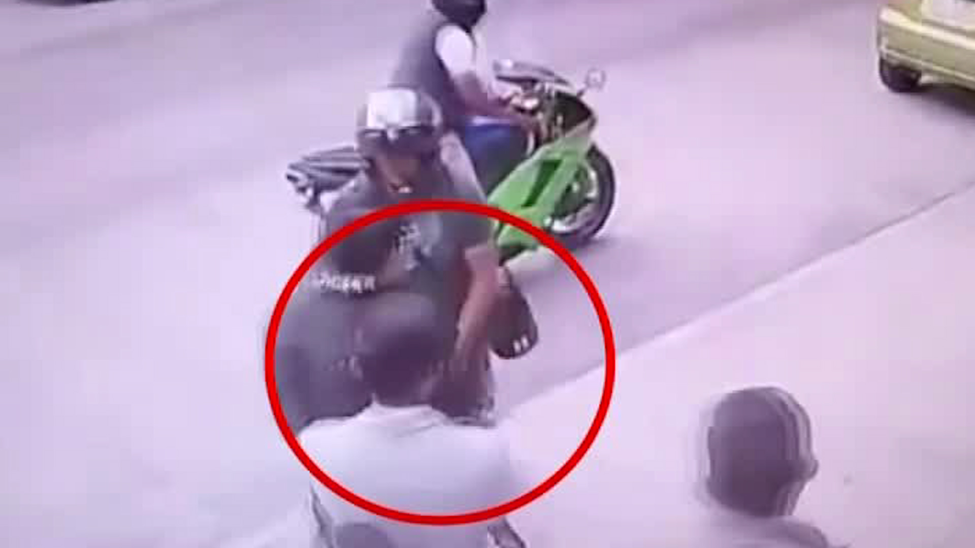 Dos sujetos a bordo de una moto interceptaron a cinco personas, pero una de ellas logró escapar.