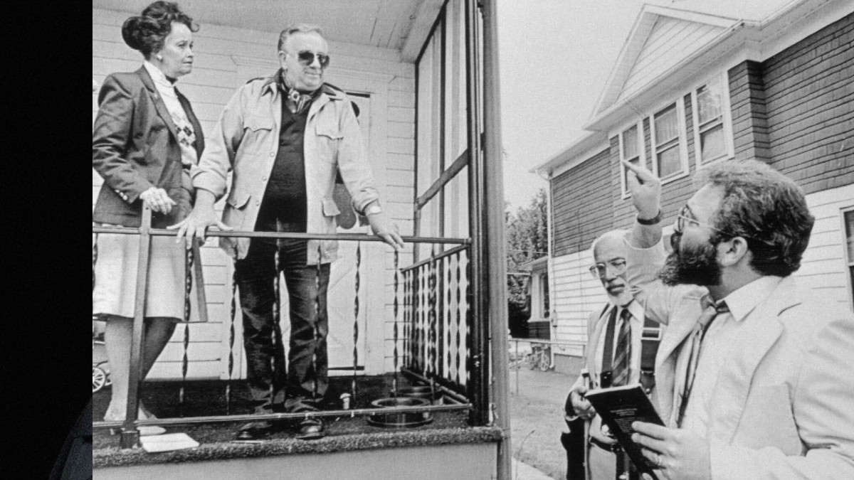 Ed y Lorraine Warren en la residencia de los Smurl Ed y Lorraine Warren en la residencia de los Smurl