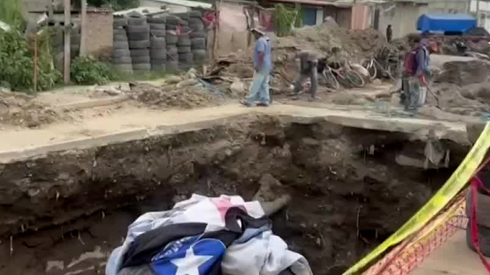 El agujero, que se abrió hace un mes, tiene unas medidas de 12 metros de largo y 8 metros de profundidad.