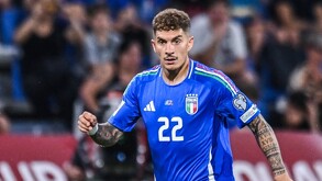 Giovani Di Lorenzo portando la camiseta de la Selección Italiana.