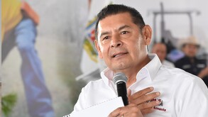 alejandro armenta hablando con un micrófono