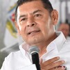 alejandro armenta hablando con un micrófono