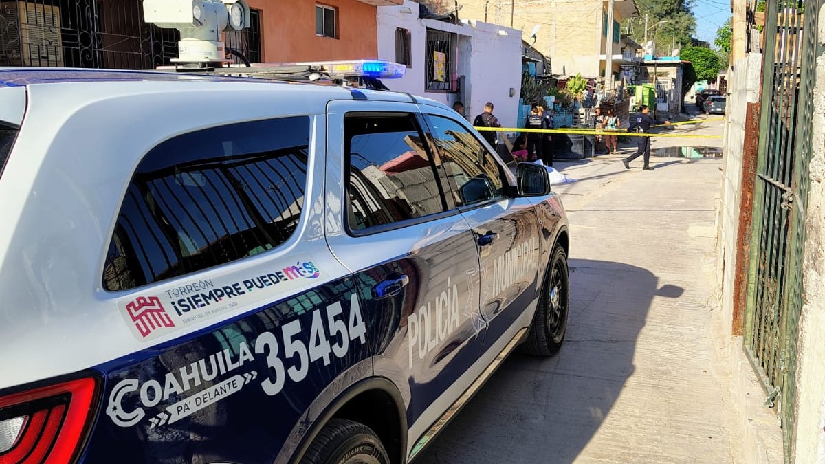 Un hombre de 43 años, identificado como William Alejandro Rosales, falleció la mañana de este jueves en la vía pública de la colonia Vista Hermosa en Torreón. Un hombre de 43 años, identificado como William Alejandro Rosales, falleció la mañana de este jueves en la vía pública de la colonia Vista Hermosa en Torreón.