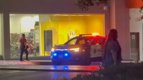 El momento generó tensión, pues la víctima comenzó a gritar y pedir ayuda mientras corría por el pasillo en busca de resguardo.