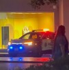 El momento generó tensión, pues la víctima comenzó a gritar y pedir ayuda mientras corría por el pasillo en busca de resguardo.