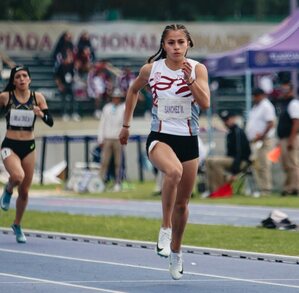 una atleta de velocidad corriendo en una pista una atleta de velocidad corriendo en una pista