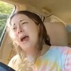Mujer choca tras ir cantando.