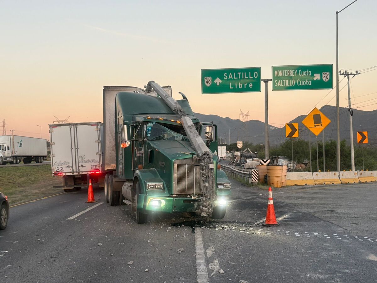 El choque de un tráiler contra varios postes provocó el colapso de un tramo de la carretera Monterrey-Saltillo, en el municipio de Santa Catarina, Nuevo León.