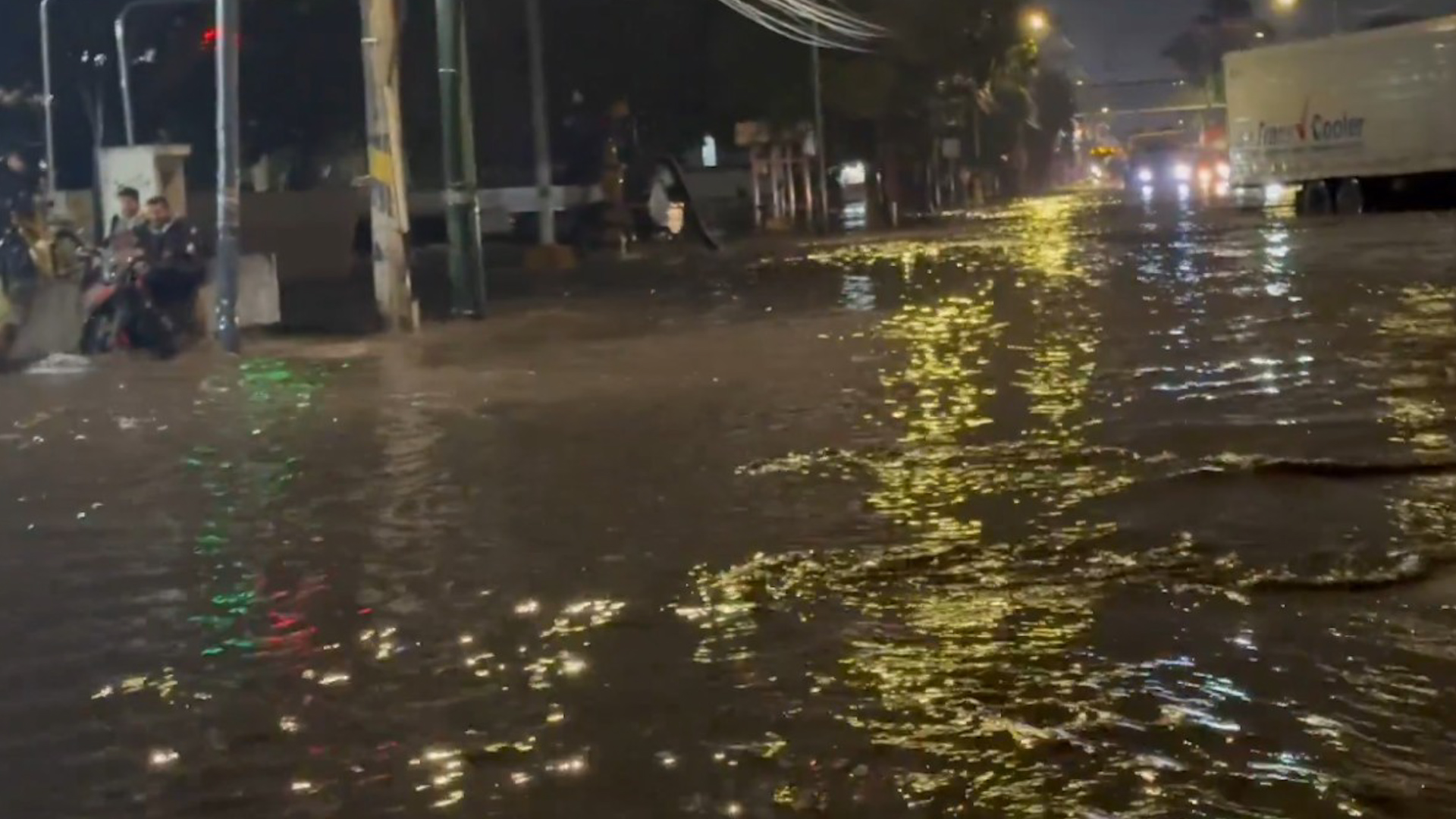 Fernando Cruz, reportero de Telediario, se encontraba reportando las inundaciones sobre la avenida López Portillo, cuando cayó en una coladera abierta.