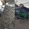 Microbús cae en socavón de 5 metros de profundidad en Azcapotzalco, vecinos denuncian tuberías rotas.