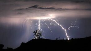 Viviendas precarias en la Sierra Sur de Oaxaca, región donde una tormenta eléctrica atípica causó la muerte de un comunero por la caída de un rayo.