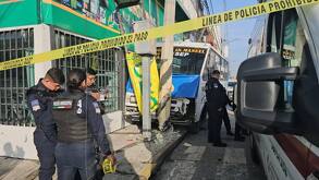 un vehículo accidentado y policías en la escena del accidente