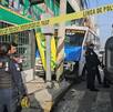 un vehículo accidentado y policías en la escena del accidente un vehículo accidentado y policías en la escena del accidente
