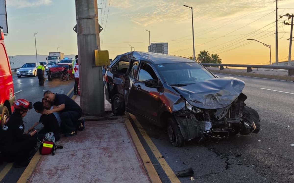 Un aparatoso accidente dejó daños considerables en tres vehículos sobre la avenida Raúl Rangel Frías, en el municipio de Monterrey, Nuevo León. Un aparatoso accidente dejó daños considerables en tres vehículos sobre la avenida Raúl Rangel Frías, en el municipio de Monterrey, Nuevo León.