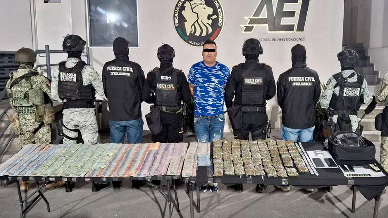 Jonathan, de 24 años, fue detenido en Escobedo por Fuerza Civil con marihuana, cristal, un arma de fuego y 116 mil pesos en efectivo.