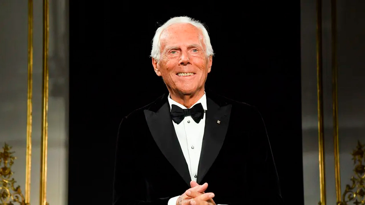 El reconocido diseñador y empresario italiano Giorgio Armani, figura clave en la transformación de la moda contemporánea, falleció a los 91 años.