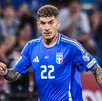 Giovani Di Lorenzo portando la camiseta de la Selección Italiana.
