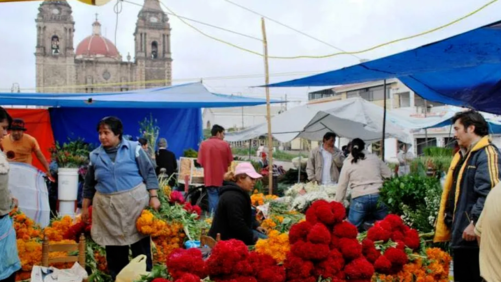 Elementos de seguridad del Edomex atendieron la emergencia en el tianguis de Xalatlaco, pues el atacante presuntamente estaba bajo los influjos de sustancias.