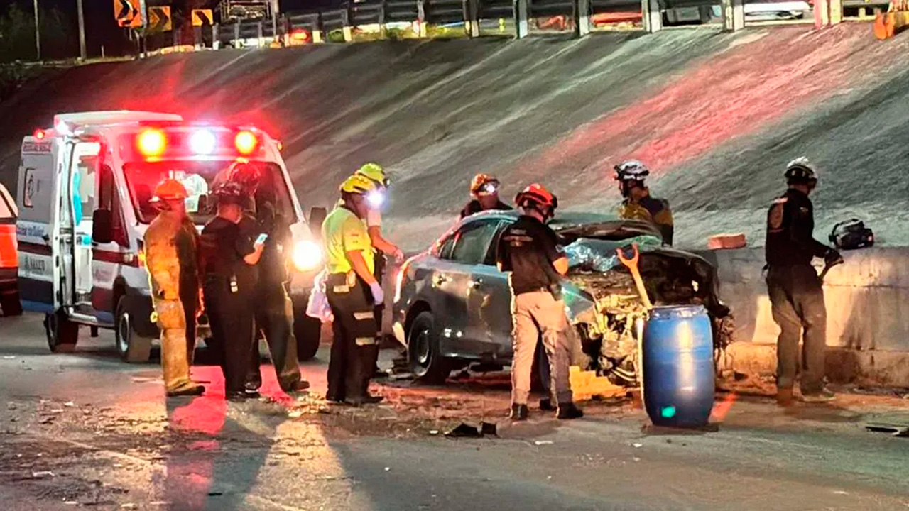 El exceso de velocidad y la falta de pericia al volante provocaron que un joven de 18 años perdiera la vida al impactar su automóvil contra un muro en Monterrey