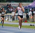 una atleta de velocidad corriendo en una pista