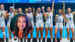 La Selección Mexicana de Flag Football levantando la medalla de oro.