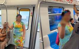 Una mujer fue exhibida en video por golpear e insultar a un pasajero del Metrorrey sin aparente razón en estaciones de la Línea 1.